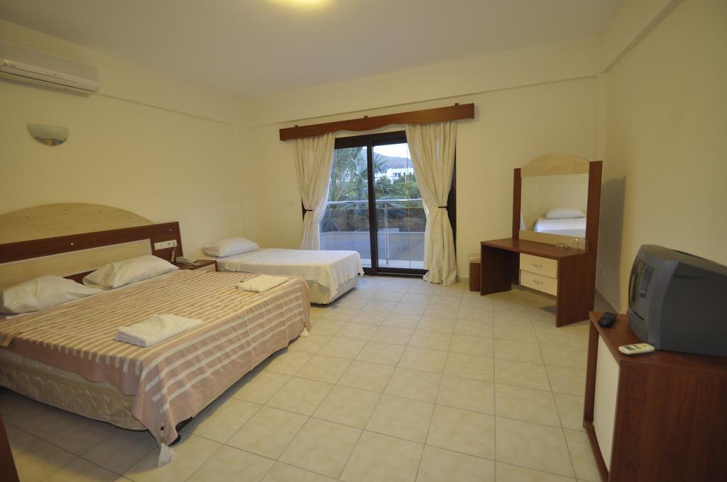 Ado Beach Hotel Turgutreis Rom bilde
