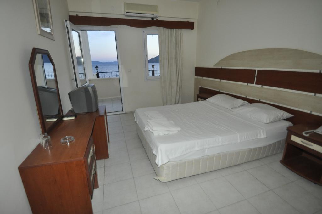 Ado Beach Hotel Turgutreis Rom bilde