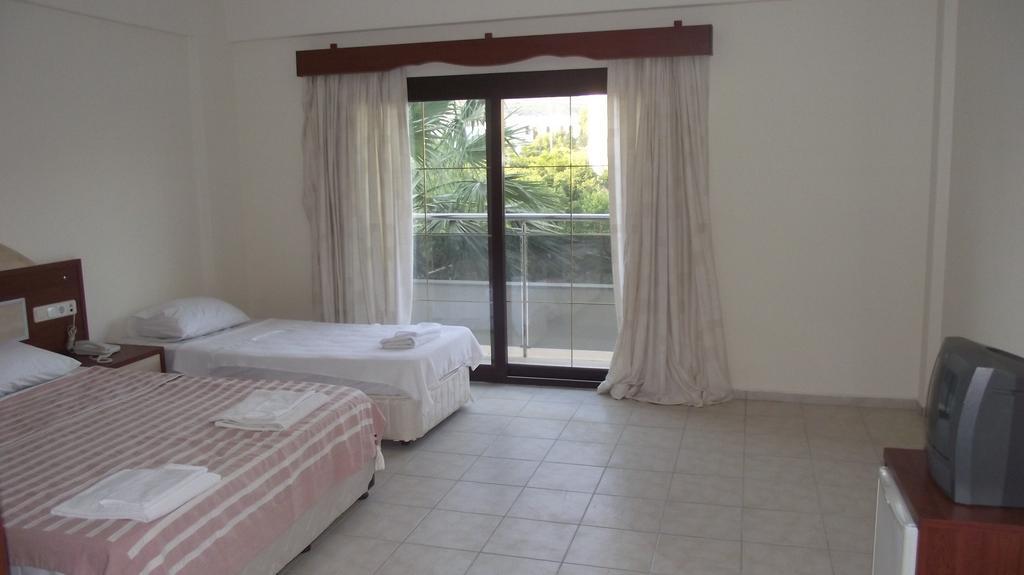Ado Beach Hotel Turgutreis Rom bilde